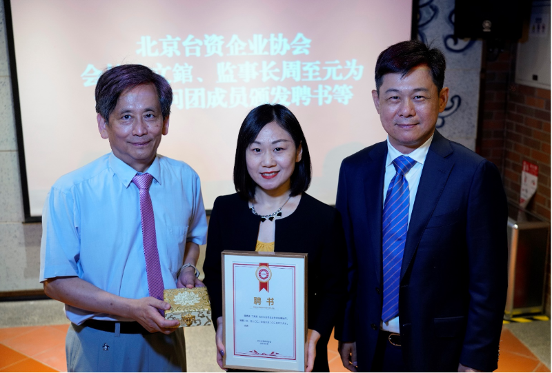 会长陈文錧、监事长周至元为顾问团丁秀英律师颁发聘书、赠送纪念品 会长陈文錧、监事长周至元为顾问团丁秀英律师颁发聘书、赠送纪念品